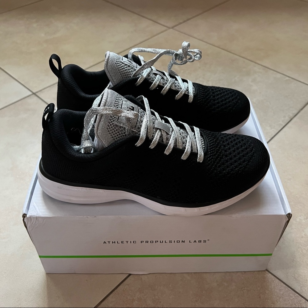 APL Techloom Pro in Black Metallic Silver White Size 7.5